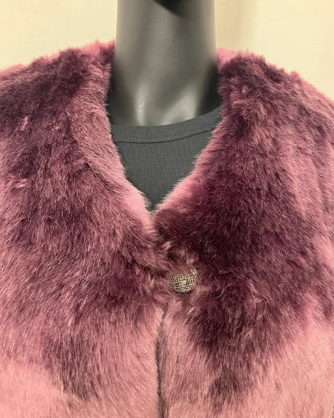 Close-up of the Lavender Wolf V-neck faux fur around the neck/collar on a mannequin with a beige background